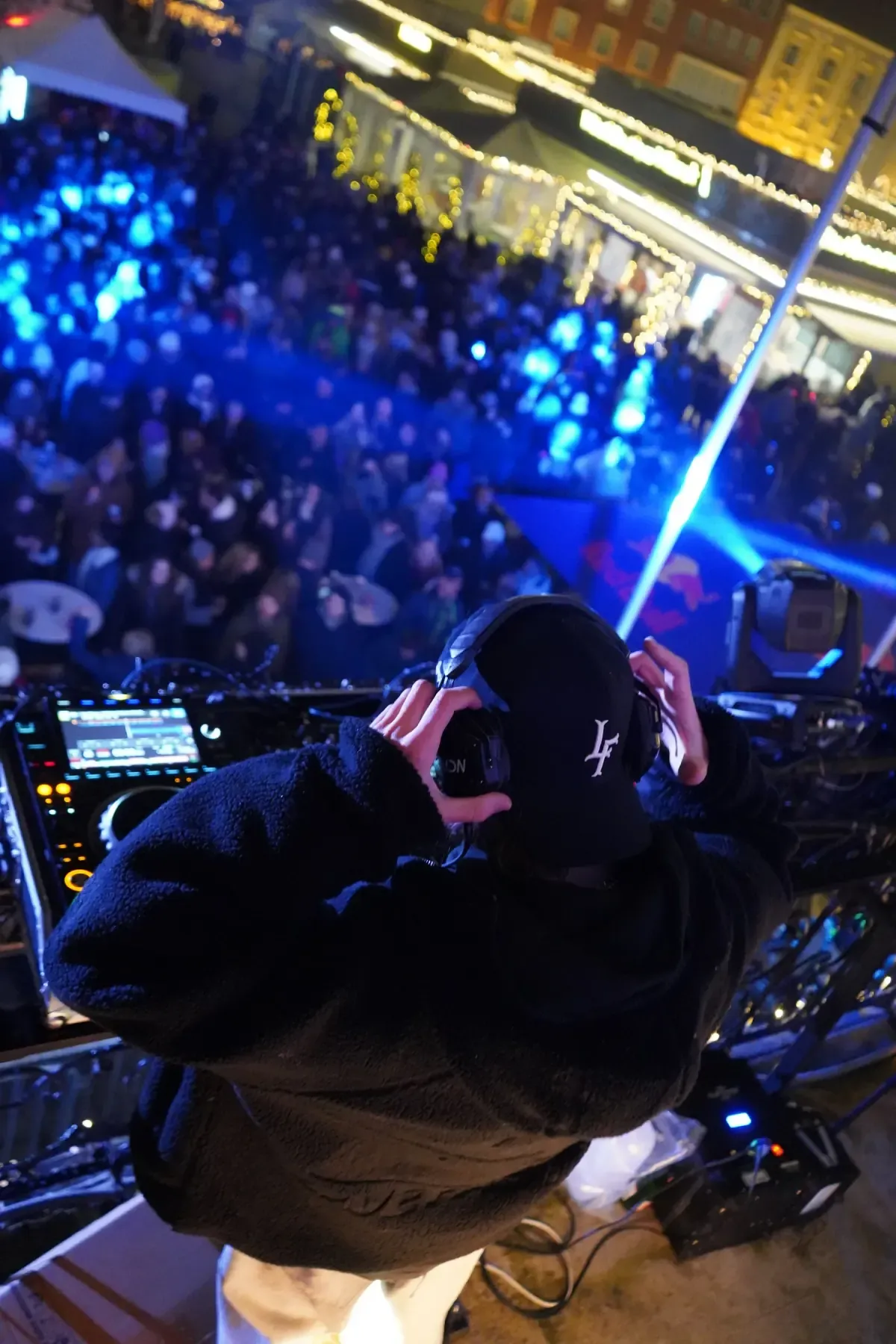 C-MON above the crowd