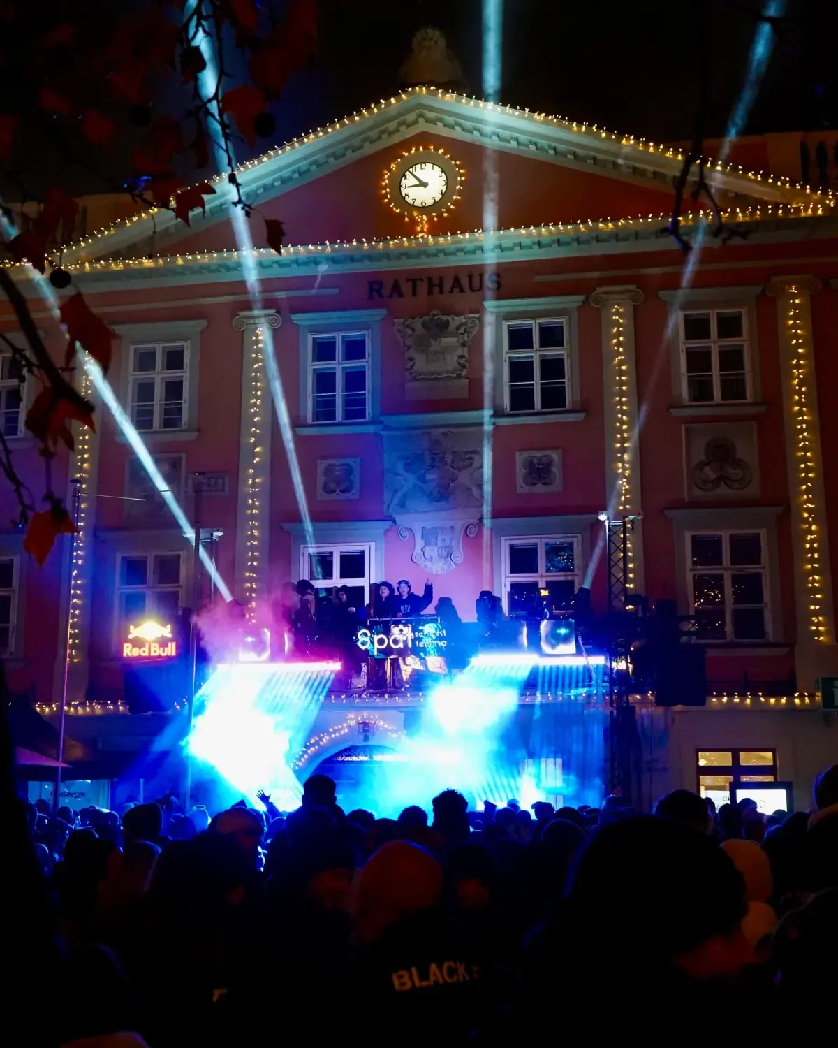 C-MON performing in front of the Rathaus